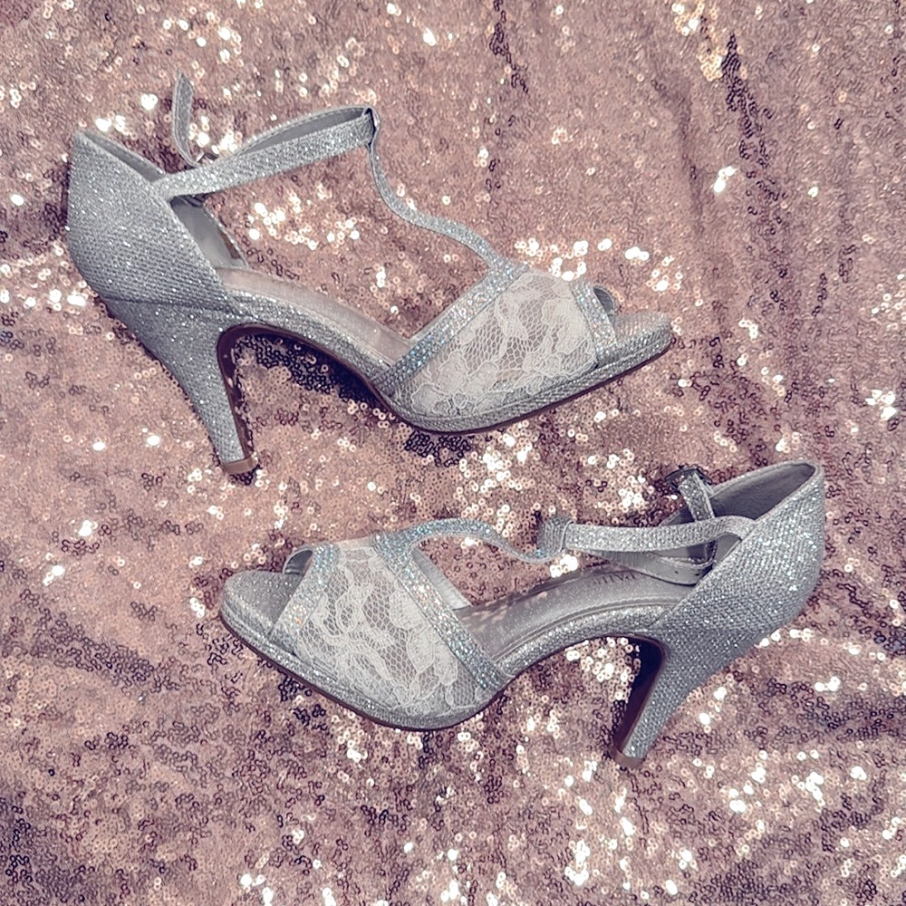 BRAND New 3’ silver & white heels in the box size 61/2